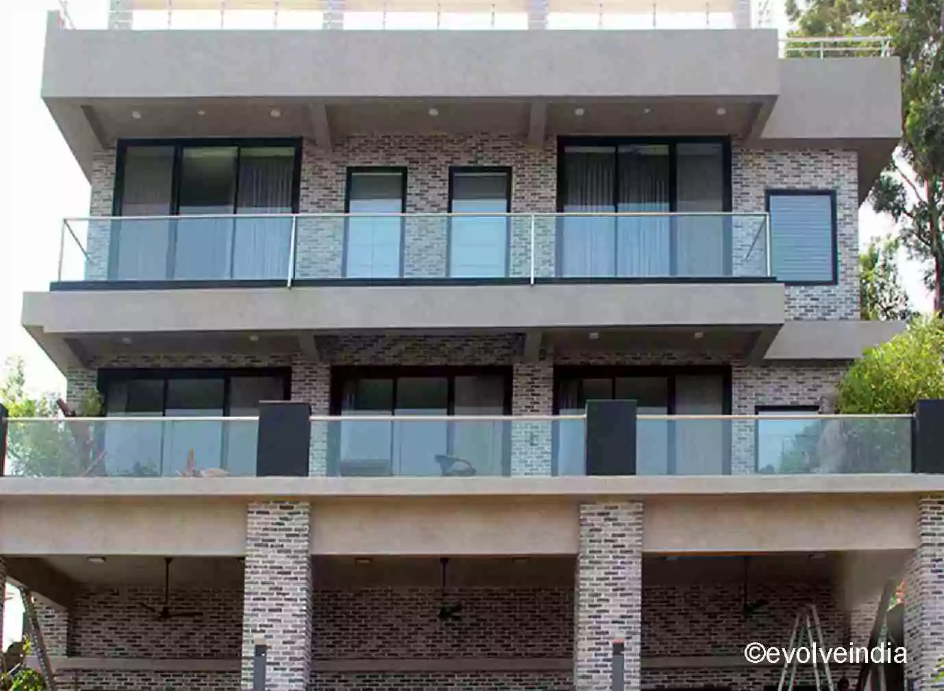 Exterior Wall Texture Design of A Residential Space done by Evolve India using decorative concrete finishes